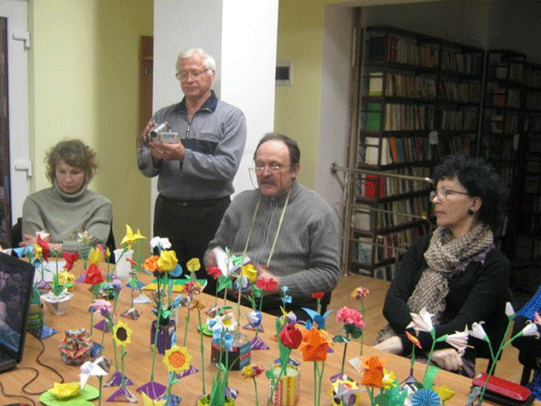 Biblioteca Jibou. Gyorfi-Deak Gyorgy prezintă un volum al Vioricăi Mureşan (stânga)